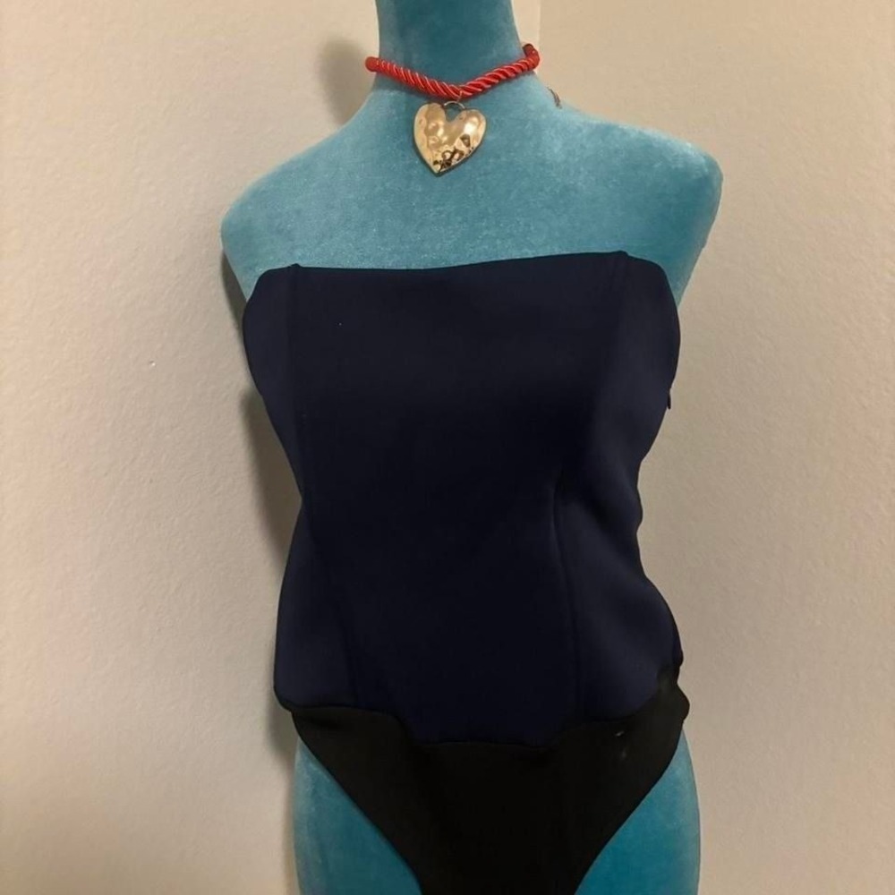 Black strapless tube top with zipper back‎